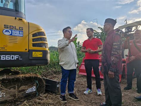 Kelompok Tani Di Desa Bukit Raya Terima Bantuan Alsintan Wabup Rendi