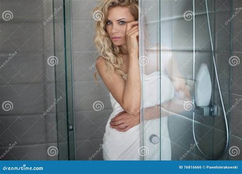 Femme Blonde Naturelle Dans La Salle De Bains Photo Stock Image Du Attrayant Regarder 76816666