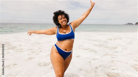 Foto De Celebrating At The Beach Plus Size Woman Dancing And Enjoying Herself In A Bikini Do