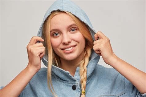 Tendre Belle Jeune Femme Blonde Avec Tresse Les Mains Gardent Le Capot Se Sent Heureux Sourit