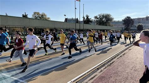 Foto Una Folla Di Giovani Atleti Per La Prova Di Atletica Ai Giochi Scolastici Opes Latina