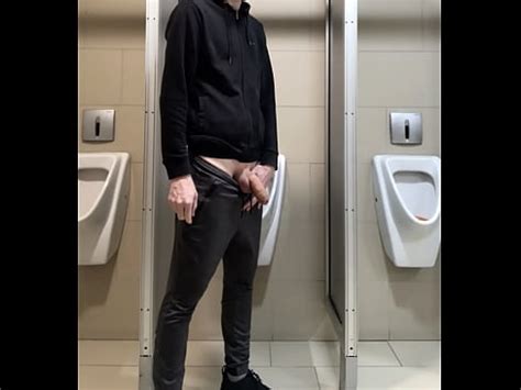 mear en el baño público XVIDEOS