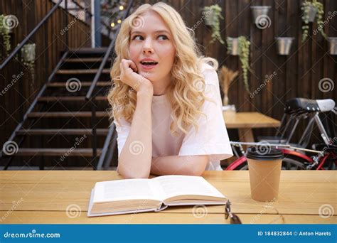 Attrayant Surprenez La Fille Blonde Se Penchant En Main Tout En Regardant Amazedly Loin Avec Le