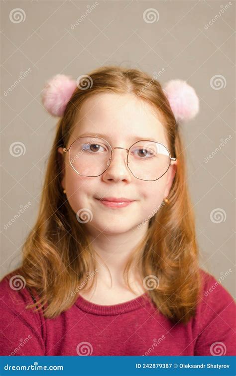 Portrait D Une Belle Fille Rousse En Lunettes Image Stock Image Du