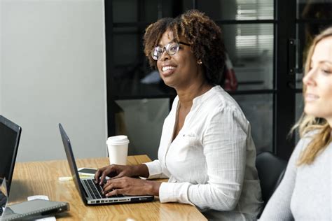 Empresas nos EUA oferecem benefícios para mulheres na menopausa