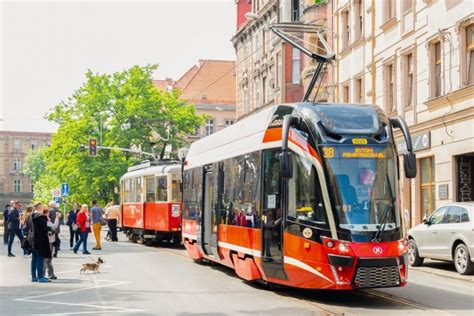 Bytom Nowoczesny tramwaj na linii tramwajowej nr 38 Górnictwo