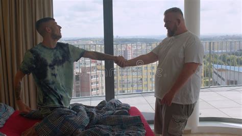 La Relación De Una Pareja Gay Dos Hombres Se Están Divirtiendo En El Dormitorio Bailando Imagen