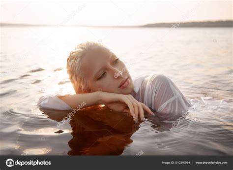 Mujer Sexy Desnuda Desnuda Agua Atardecer Hermosa Mujer Rubia Con