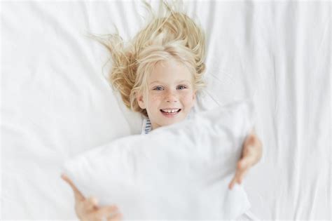 Jolie Petite Fille Blonde Au Lit Photo Gratuite