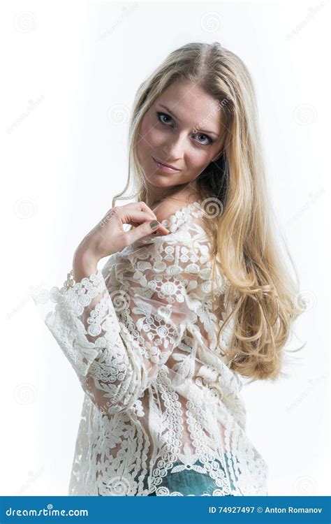 Belle Fille Blonde Russe Sur Un Fond Blanc Dans Un Chemisier Translucide Blanc Image Stock