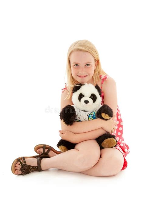 Mooie Jonge Blonde Meid Haar Teddybeer Knuffelt En Oogcontact Maakt Geïsoleerd Op Witte