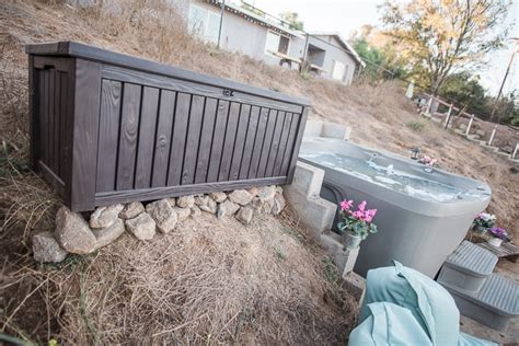 How To Quickly Decorate Around A Hot Tub