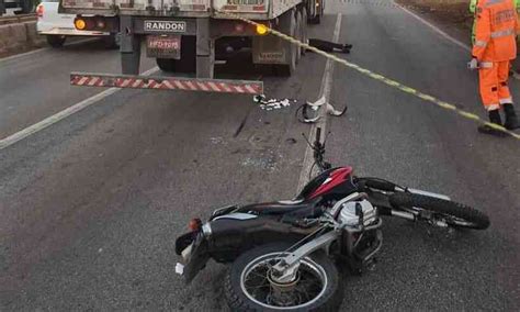 Motociclista morre após parar debaixo de caminhão no Anel Rodoviário