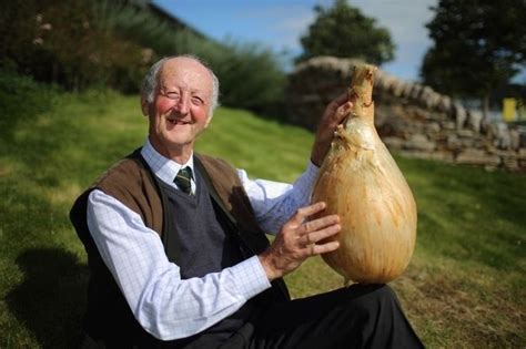 This Man Is Holding The World S Biggest Onion Giant Vegetable Onion