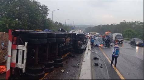 Kronologi Kecelakaan Bus Tol Cipularang Bus Rombongan Peziarah Tabrak