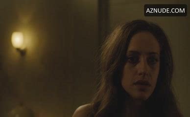 Portia Doubleday Frankie Shaw Lesbian Scene In Mr Robot AZNude