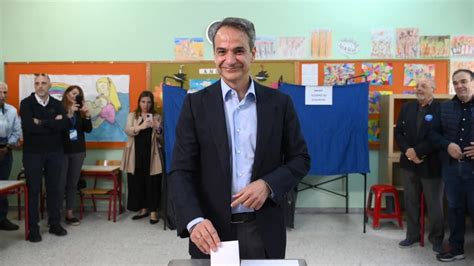 Législatives en Grèce la droite de Kyriakos Mitsotakis largement en tête