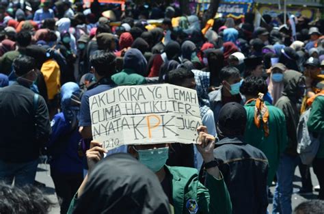 Foto Deretan Tulisan Nyeleneh Di Demo Mahasiswa Makassar