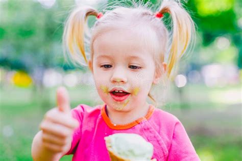Petite Blonde Aux Yeux Bleus Drôle D enfant De Fille Avec Des Queues De Cheval D une Coupe De