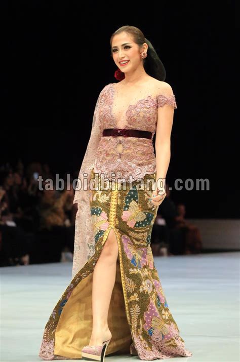 Jessica Iskandar Pamer Kebaya Rancangan Anne Avantie Cantik Dan Glamor