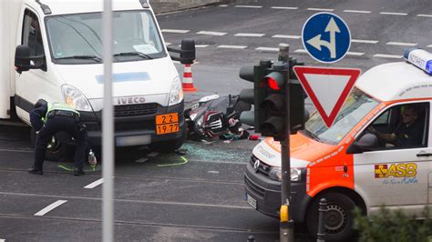 Frankfurt Fahrerflucht Nach Unfall In Der Innenstadt Polizei Hofft