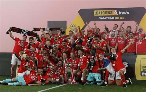 O Momento Em Que Os Jogadores Do Benfica Levantaram O Trof U De Campe O