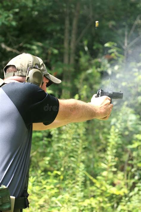 Pistolet De Tir D Homme Sideview Photo Stock Image Du Ours Bras