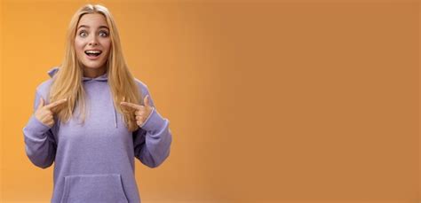 Surprise Amusée Jeune Fille Blonde Lève Les Sourcils Questionnée Se Montrant Elle même A été