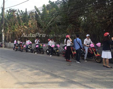 Hot girl X cùng đoàn Honda MSX rước dâu tại Sài thành