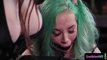 Amordazado Dyke Consigue Dominado Por Femdom XVIDEOS