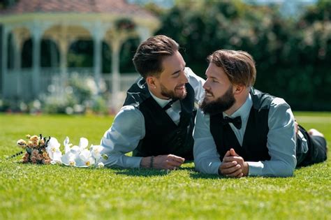 Una Pareja Gay Tirada En La Hierba Retrato De Una Pareja Gay Feliz El D A De La Boda Concepto De