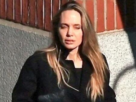 Анджелина Джоли изплиска легена