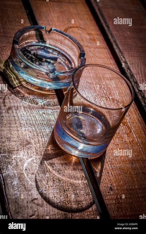 Cendrier En Verre De Whisky Vide Et Avec Des B Tons De Cigarette Sur