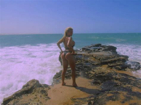 Un Fuego La Foto De Sol P Rez En Bikini En La Playa Infobae