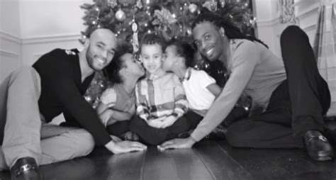 Coppia Gay Con Figli Mostra La Propria Famiglia Felice