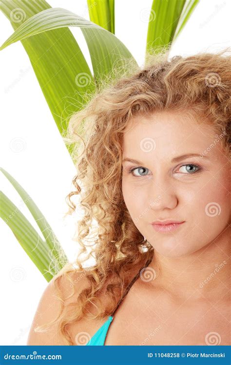 Het Meisje Van De Tiener In Bikini Sluit Omhoog Portret Stock Foto Image Of Krullend Grijns