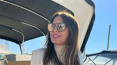 Silvina Luna posó relajada y en bikini desde una palmera de una isla mágica