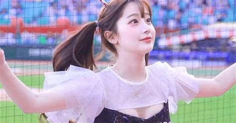 Làm náo loạn khán đài fan nam truy tìm info hot girl 2k5 xinh như thiên thần