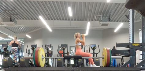 Gym Blonde In Tight Coral Leggings Part Spandex Leggings Yoga Pants Forum