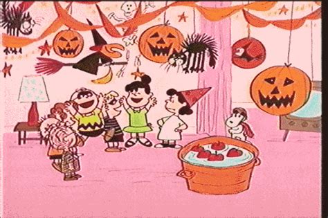YOU, CAN'T SLEEP? | Charlie brown halloween, Halloween gif, Kid ...