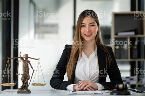 Advogada Blumenau Presidio - Foto de Retrato De Jovem Advogada Ou Advogada Trabalhando No Escritório ...