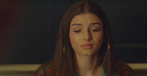 Phản ứng bất ngờ vụ hotgirl học đường lộ clip nóng ở tập Sex Education