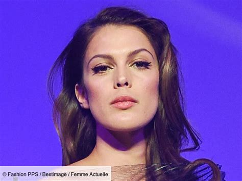 Iris Mittenaere sexy en bikini elle fait sensation dans un maillot bijou à chaînes Femme