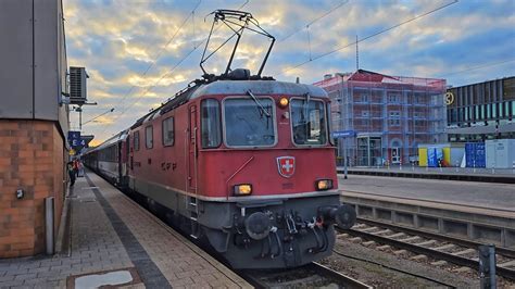 SBB Re 4 4 II 11130 mit einem IC von Zürich nach Stuttgart in Singen