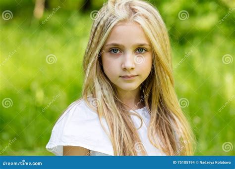 Meisje Van Het Portret Het Leuke Blonde In Openlucht In De Zomer Stock Foto Image Of Kind