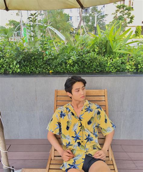 Bức ảnh 2 nam sinh điển trai sinh năm 2001 hôn má nhau âu yếm có gì hot mà dân mạng rần rần vậy