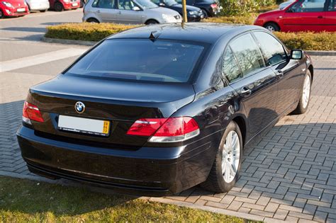 Foto: BMW 730Ld in Azuritschwarz metallic, die in der Sonne blau ...
