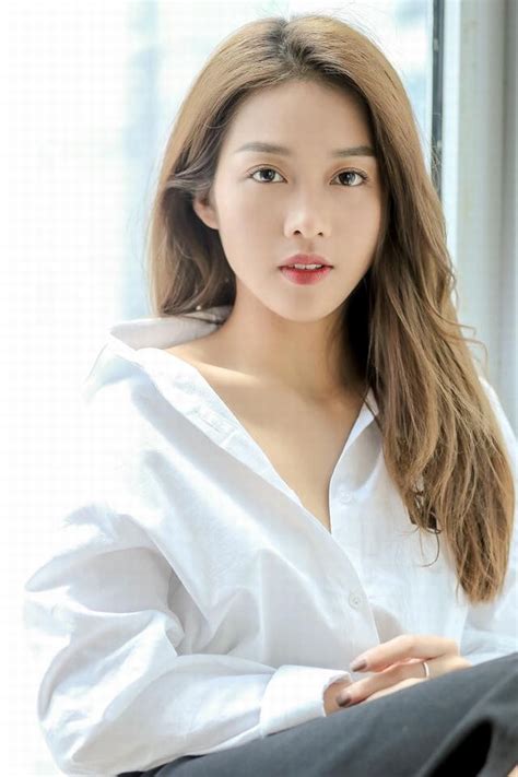 Hot girl Việt Pháp lọt Top 100 gương mặt đẹp nhất 2020 chỉ cao 1m59 nhưng body sexy phong