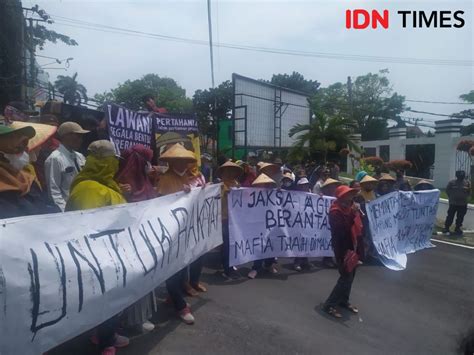 Puluhan Korban Mafia Tanah Desa Malang Sari Demo Di Kejati