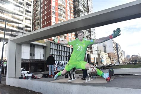 Un “dibu” Renovado Colocaron La Nueva Gigantografía Del Arquero